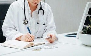 Поликлиника через дорогу от комплекса