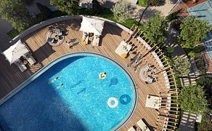 Открытый бассейн с зонами отдыха